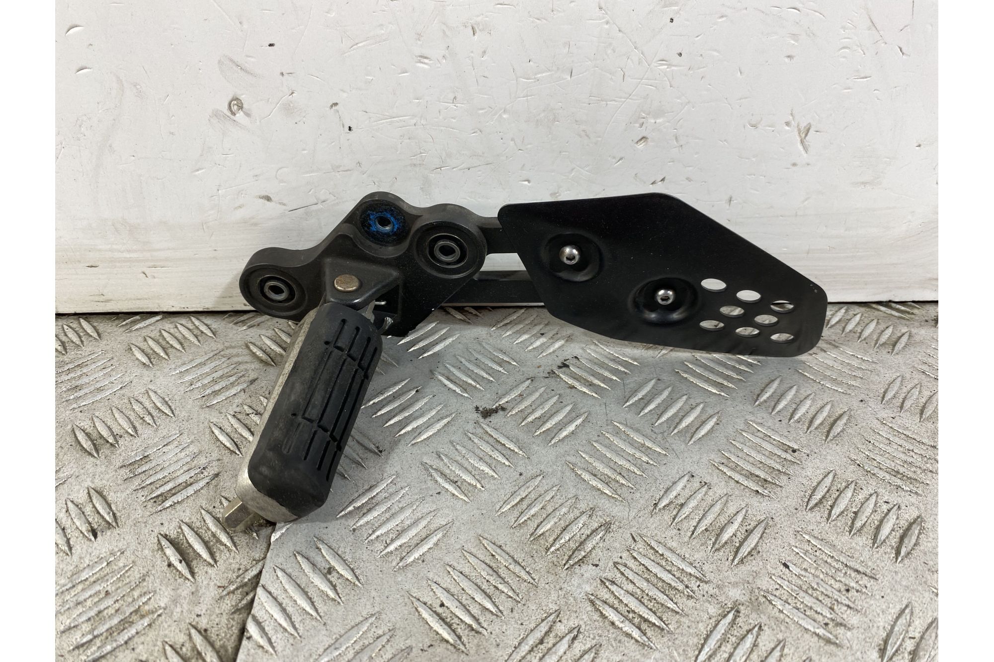 Staffa Pedana Poggiapiedi Sinistra Sx Yamaha MT-07 Dal 2021 Al 2024  1746437579021