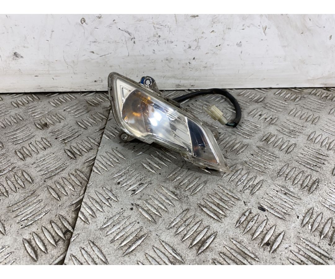 Freccia Anteriore Destra Dx Peugeot Tweet 50 / 125 / 150 dal 2010 al 2017 1746692994317 Freccia Anteriore Destra Dx Peugeot Tweet 50 / 125 / 150 dal 2010 al 2017 1746692994317