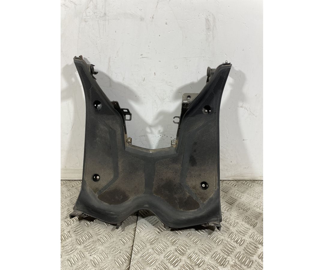 Carena Pedana Poggiapiedi Yamaha Tricity 125 dal 2014 al 2020 1746775782367 Carena Pedana Poggiapiedi Yamaha Tricity 125 dal 2014 al 2020 1746775782367