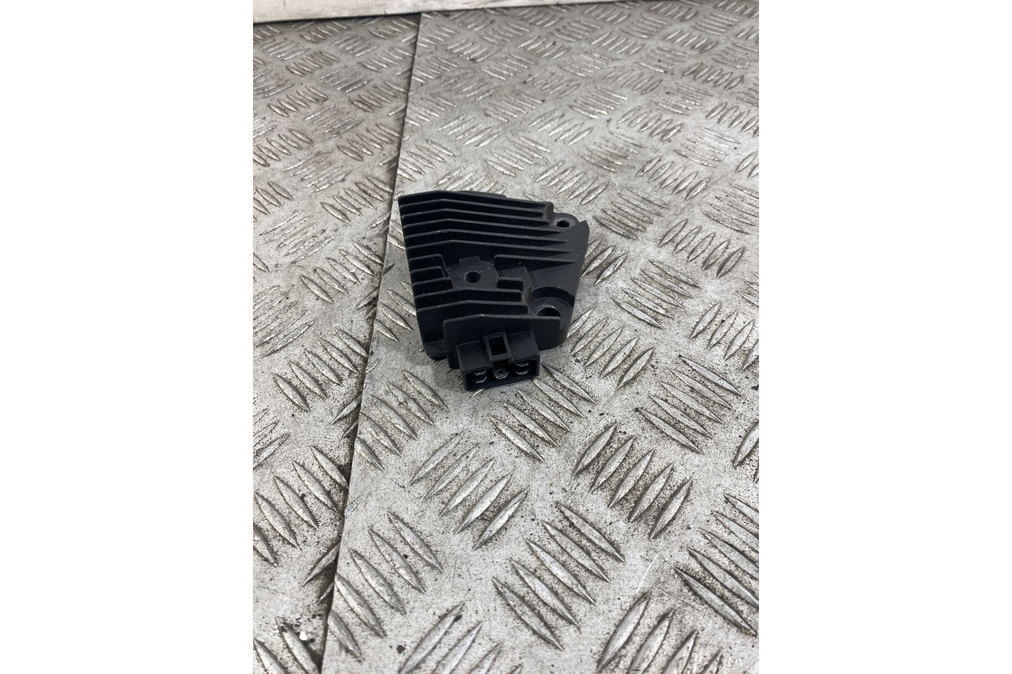 Regolatore Di Tensione Benelli Caffènero 125 dal 2011 al 2016 Cod 2V49FM-2235 120312  1747305356065