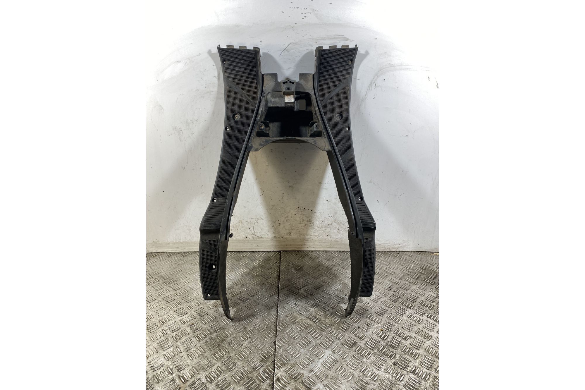 Carena Poggiapiedi Centrale Yamaha Majesty 150 Dal 1999 al 2006  1747838809076