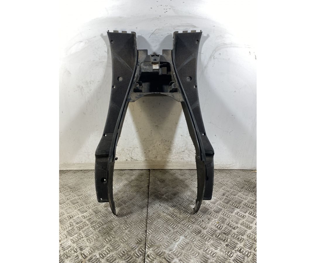 Carena Poggiapiedi Centrale Yamaha Majesty 150 Dal 1999 al 2006 1747838809076 Carena Poggiapiedi Centrale Yamaha Majesty 150 Dal 1999 al 2006 1747838809076