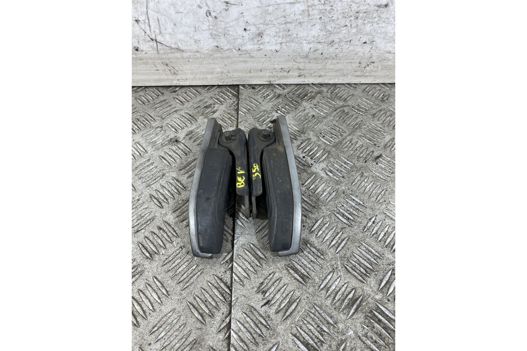 Coppia pedalini poggiapiedi passegero Piaggio Beverly 350 dal 2011 al 2018  1748340590575