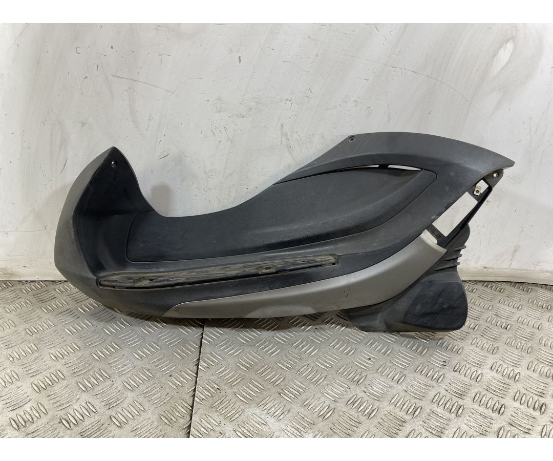 Carena Pedana poggiapiedi Sinistra Sx Piaggio Beverly 350 dal 2011 al 2018 1748527496027 Carena Pedana poggiapiedi Sinistra Sx Piaggio Beverly 350 dal 2011 al 2018 1748527496027