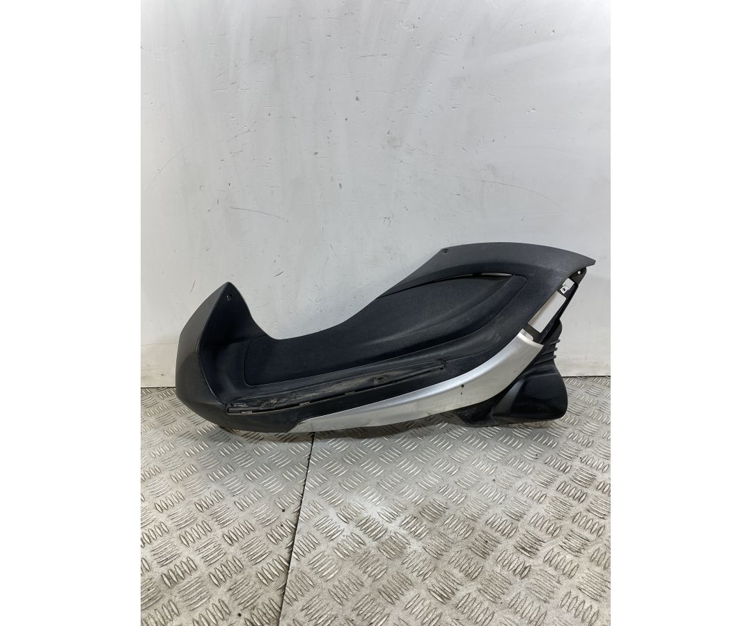 Carena Pedana Poggiapiedi Sinistro SX Piaggio Beverly 300 dal 2011 al 2018 1748611074148 Carena Pedana Poggiapiedi Sinistro SX Piaggio Beverly 300 dal 2011 al 2018 1748611074148
