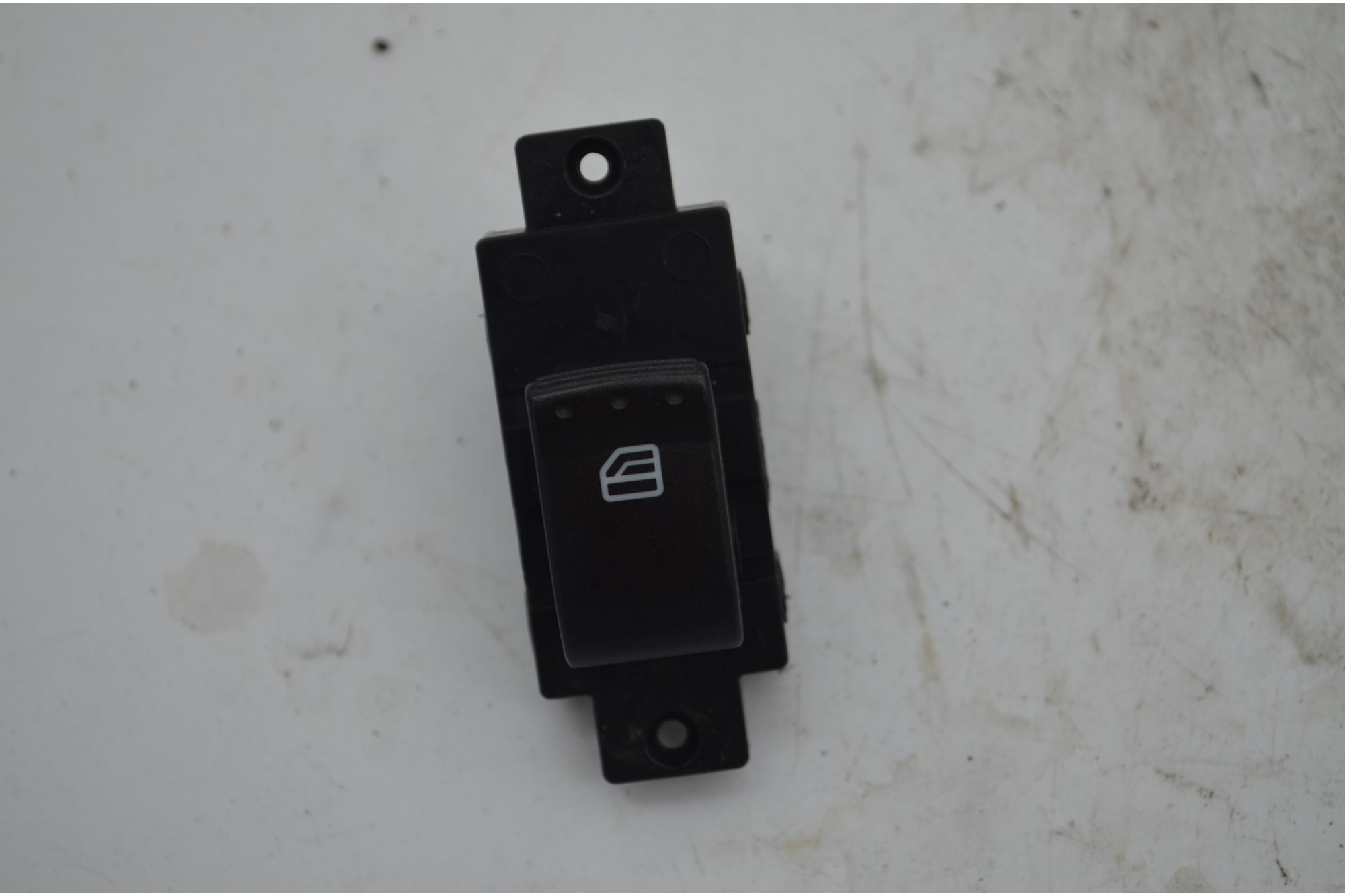 Pulsante alzacristallo posteriore SX SsangYong Korando Dal 2010 al 2016 Cod 202006279  1748941875996