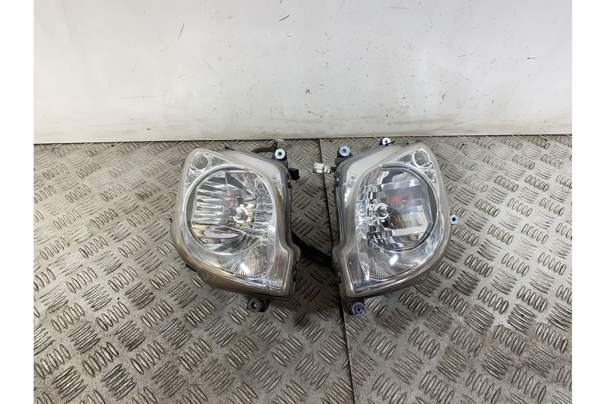 Coppia Fari Fanali Anteriori Honda SW-T 400 dal 2008 al 2016 2 attacchi rotti  1749135729293