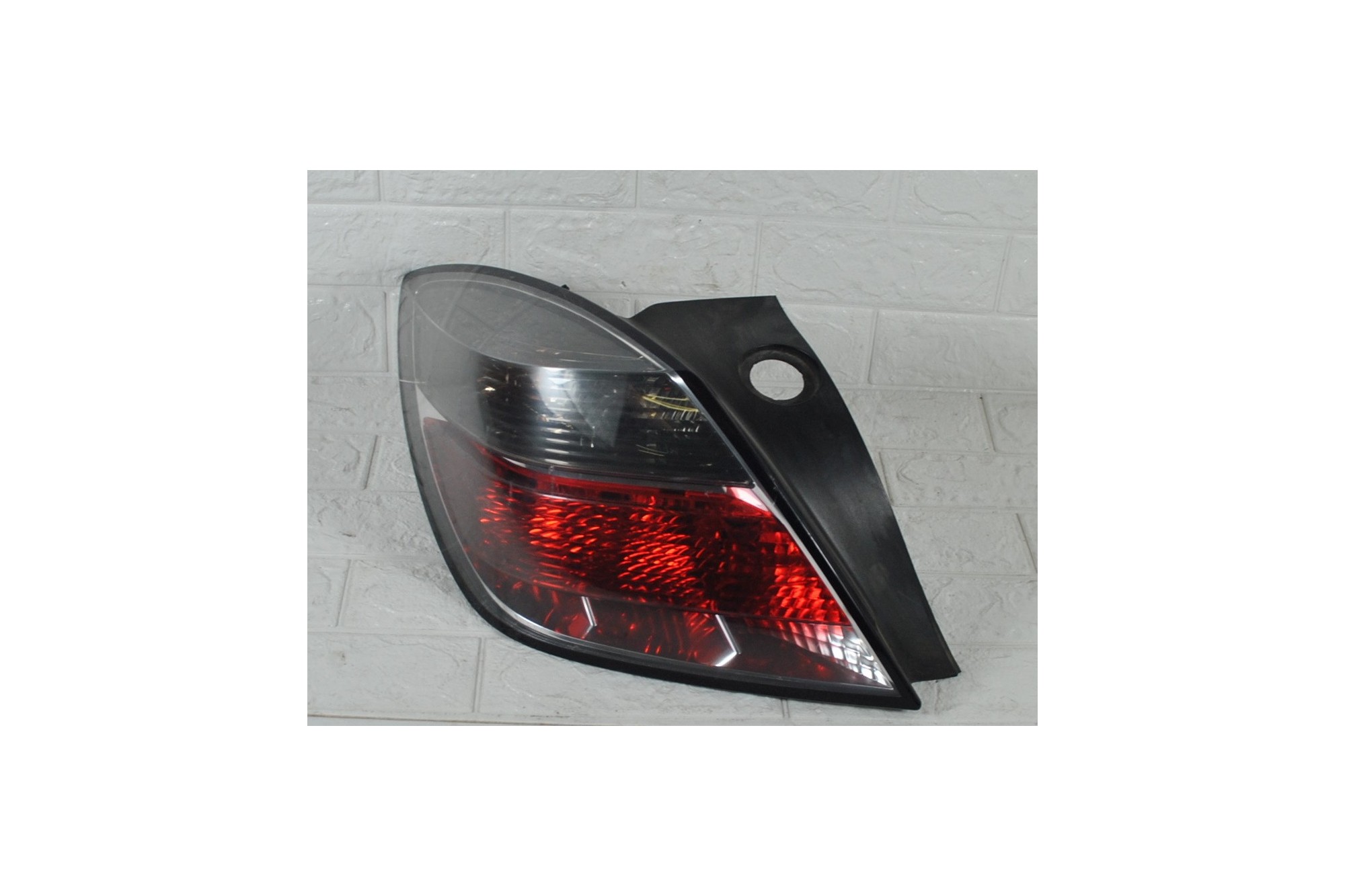 Fanale stop posteriore sinistro SX Opel Astra H 3p Dal 2004 al 2011 Cod 93190790  1622122383503