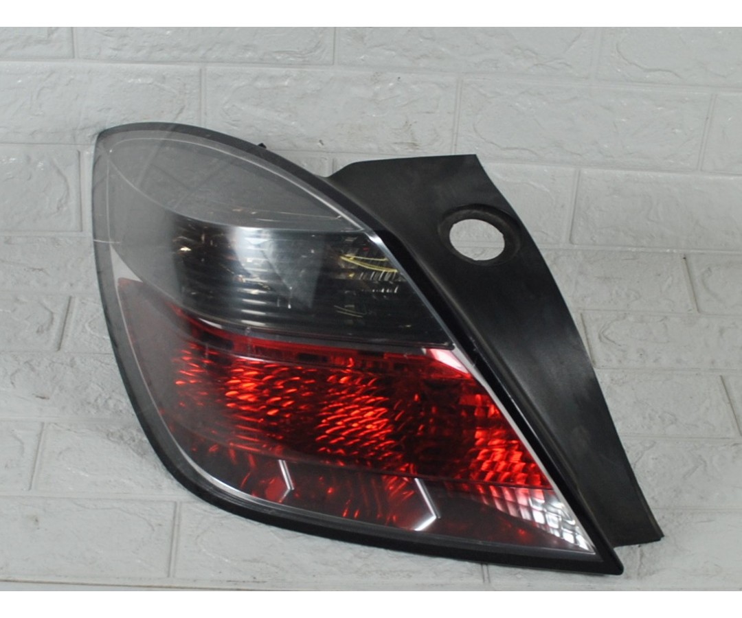 Fanale stop posteriore sinistro SX Opel Astra 3 porte Dal 2004 al 2011 Cod. 93357459  1622122383503