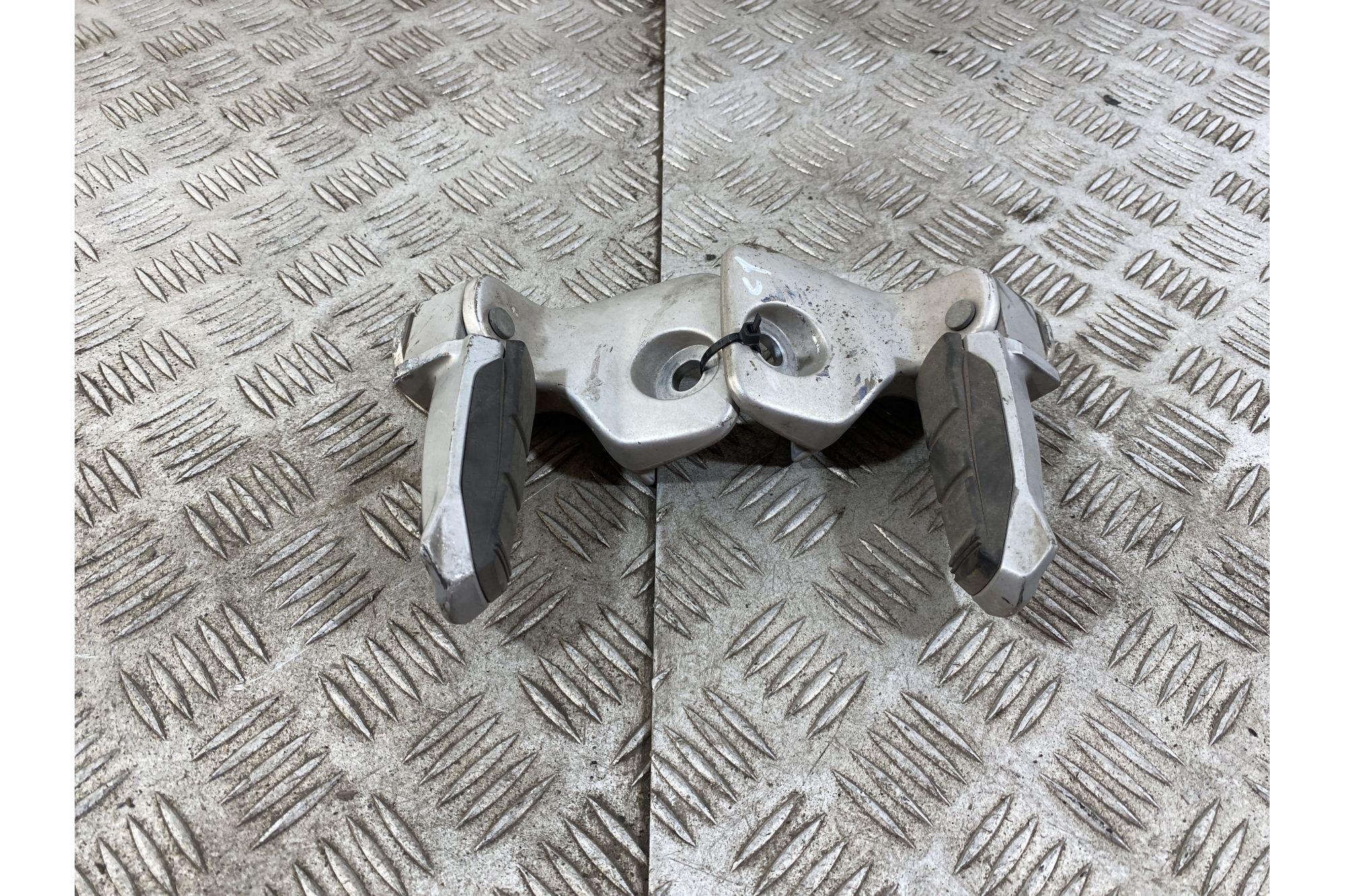 Coppia Pedalini Poggiapiedi passeggero BMW C1 200 dal 2001 al 2002  1749461825959