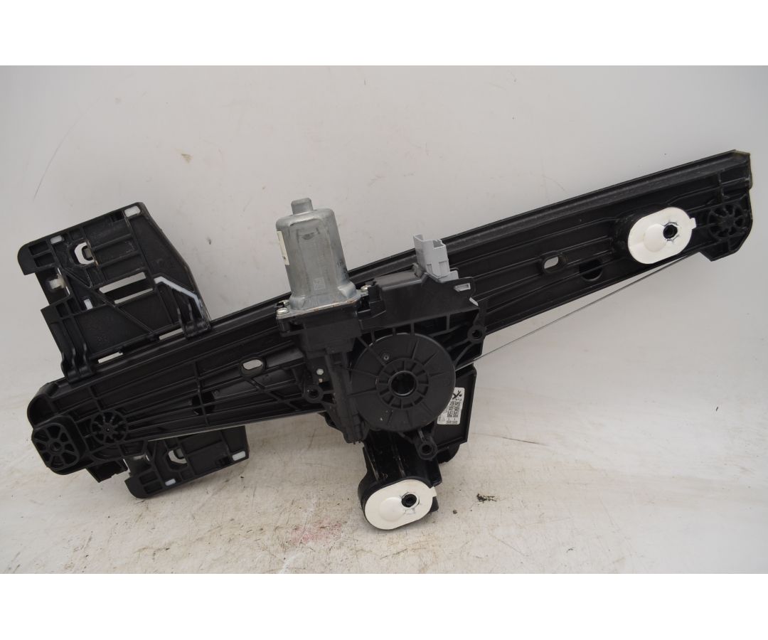 Motorino Alzavetro Posteriore DX Peugeot 208 Dal 2023 in poi Cod 9829045580-00 1750064618831 Motorino Alzavetro Posteriore DX Peugeot 208 Dal 2023 in poi Cod 9829045580-00 1750064618831