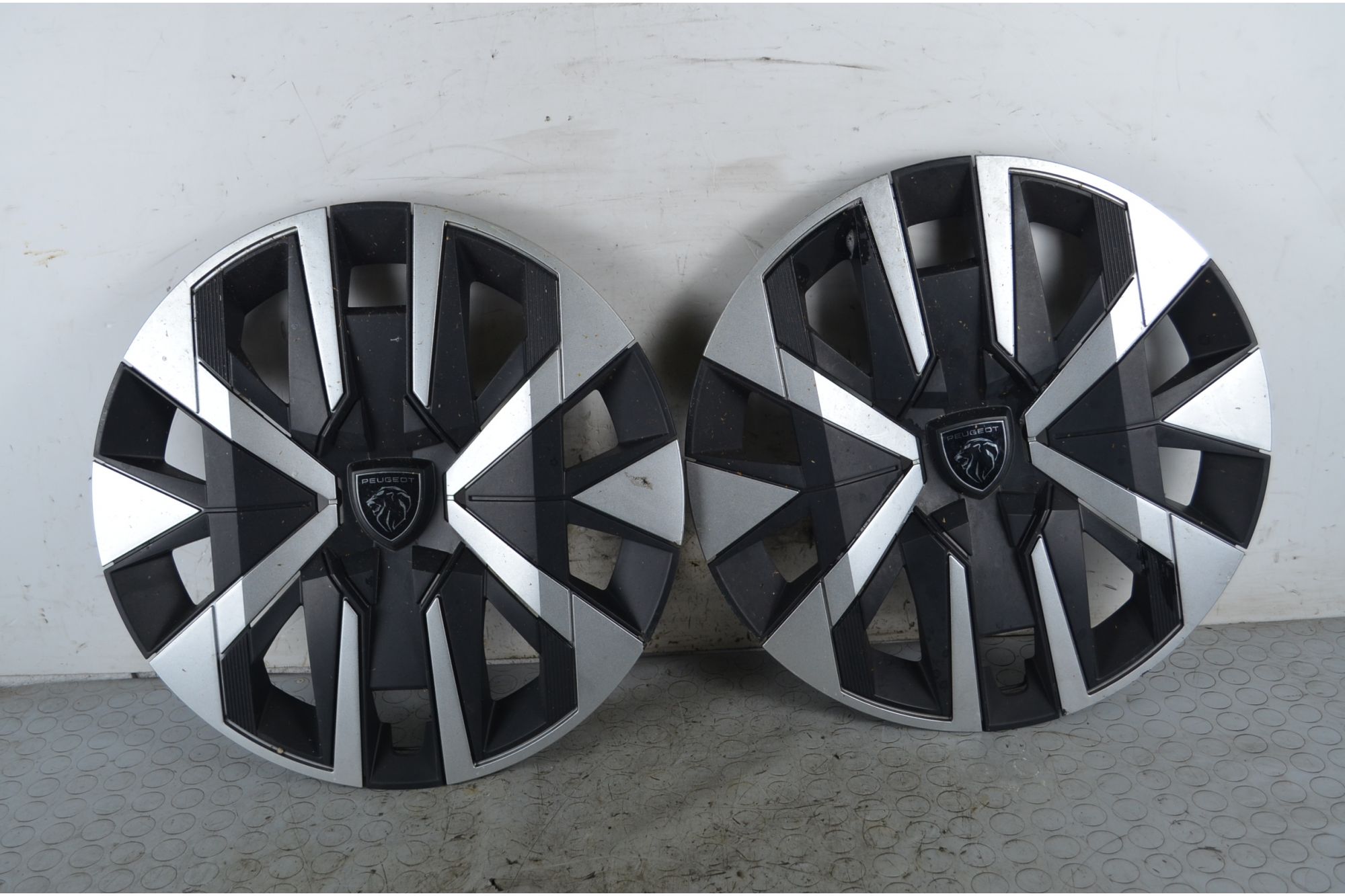 Coppia di borchie Peugeot 208 Dal 2023 in poi Cod 9851849880  1750086093289