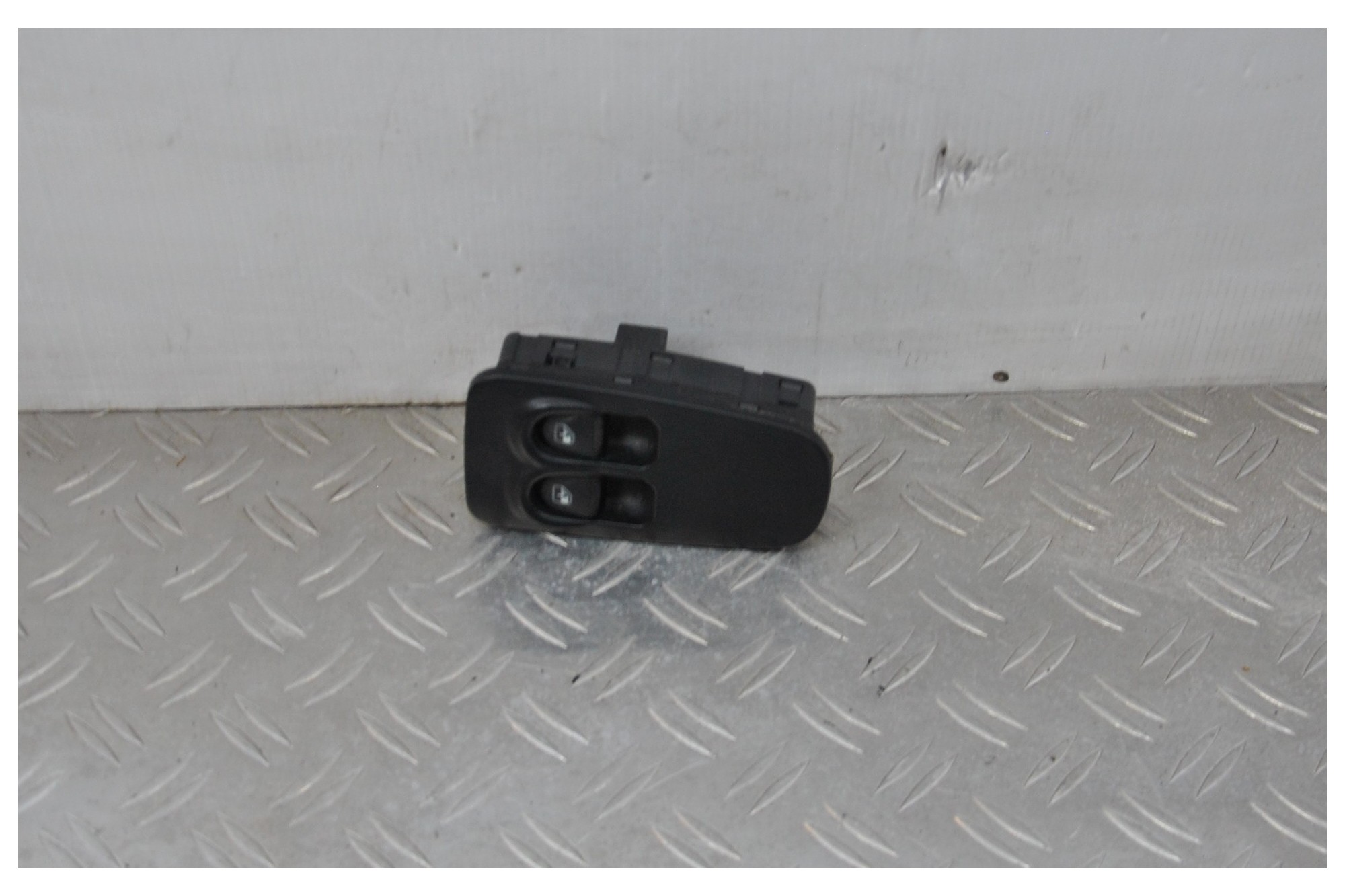 Pulsantiera Alzacristalli Anteriore SX Lancia Ypsilon dal 2003 al 2011 cod 735360604  1622470665320