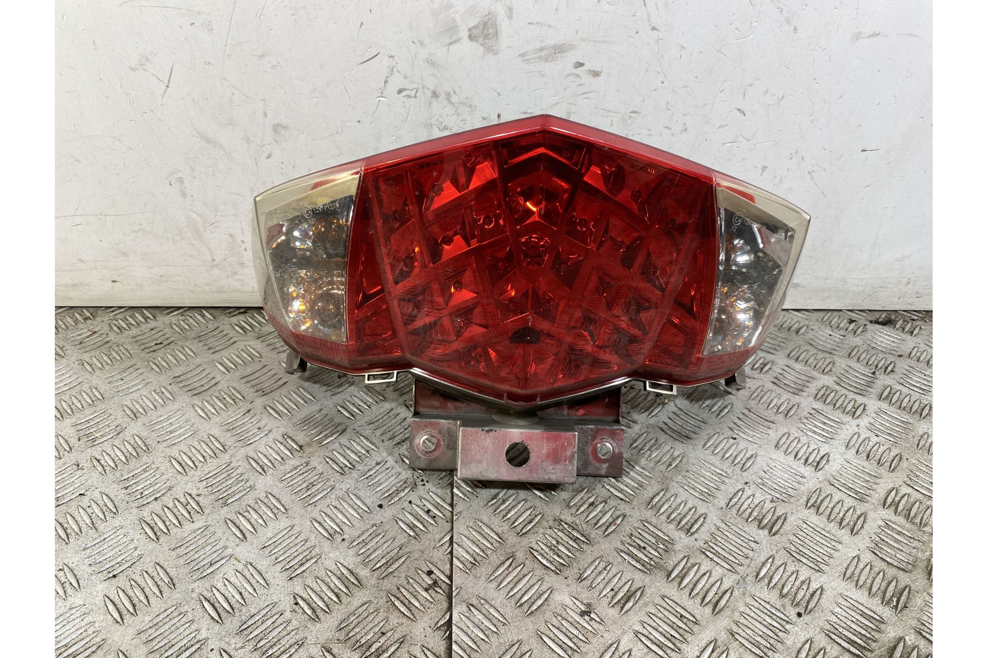 Fanale Stop Posteriore Sym Joymax 300 Dal 2012 al 2018  1750325221848