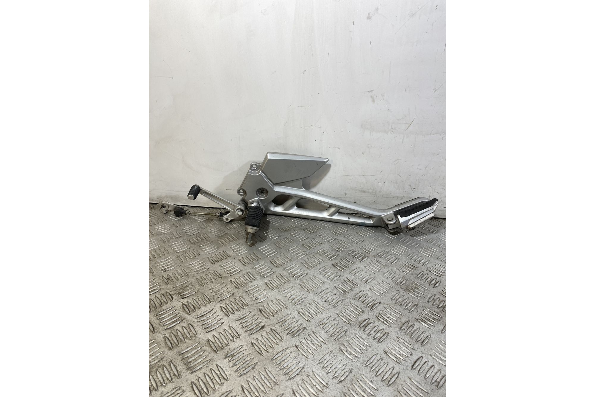 Pedana Poggiapiedi Passeggero Sinistro Sx Suzuki GSR 600 dal 2006 al 2011  1750683723183