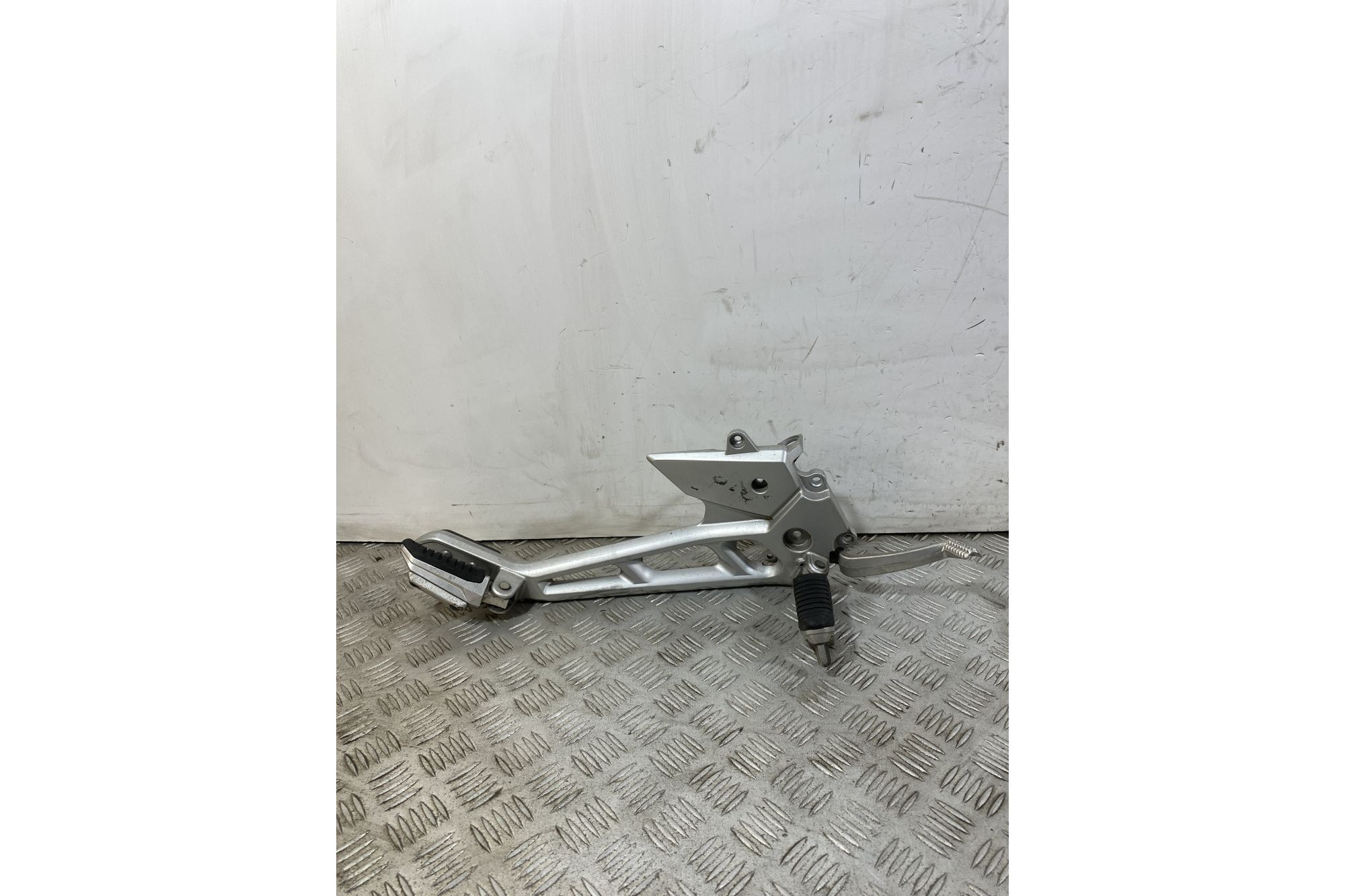 Pedana Poggiapiedi Destro Con Freno Suzuki GSR 600 dal 2006 al 2011  1750686860397