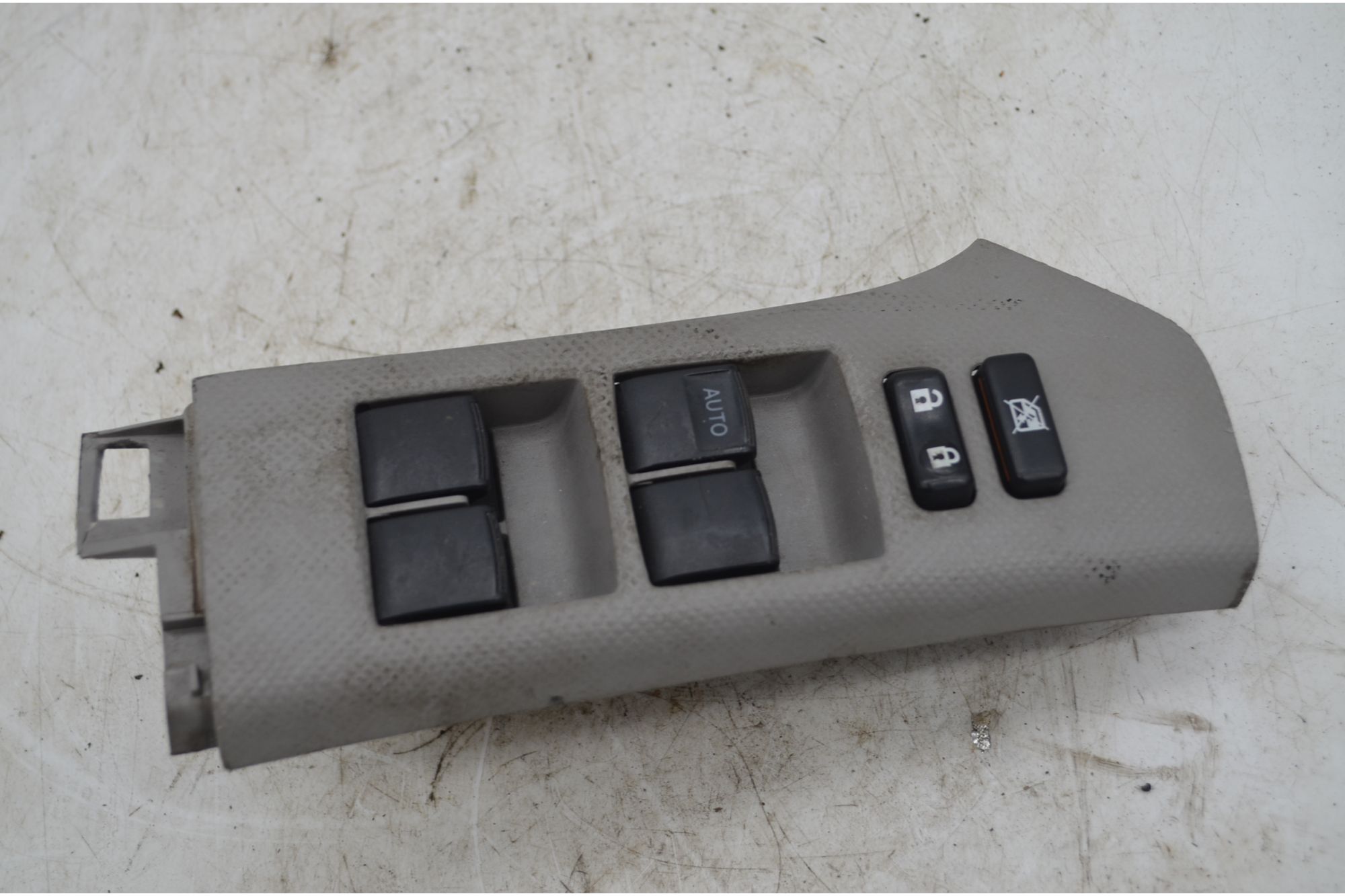 Pulsantiera Alzacristalli Anteriore SX Toyota Yaris Dal 2005 al 2011 Cod 74232-0D290  1751966717455