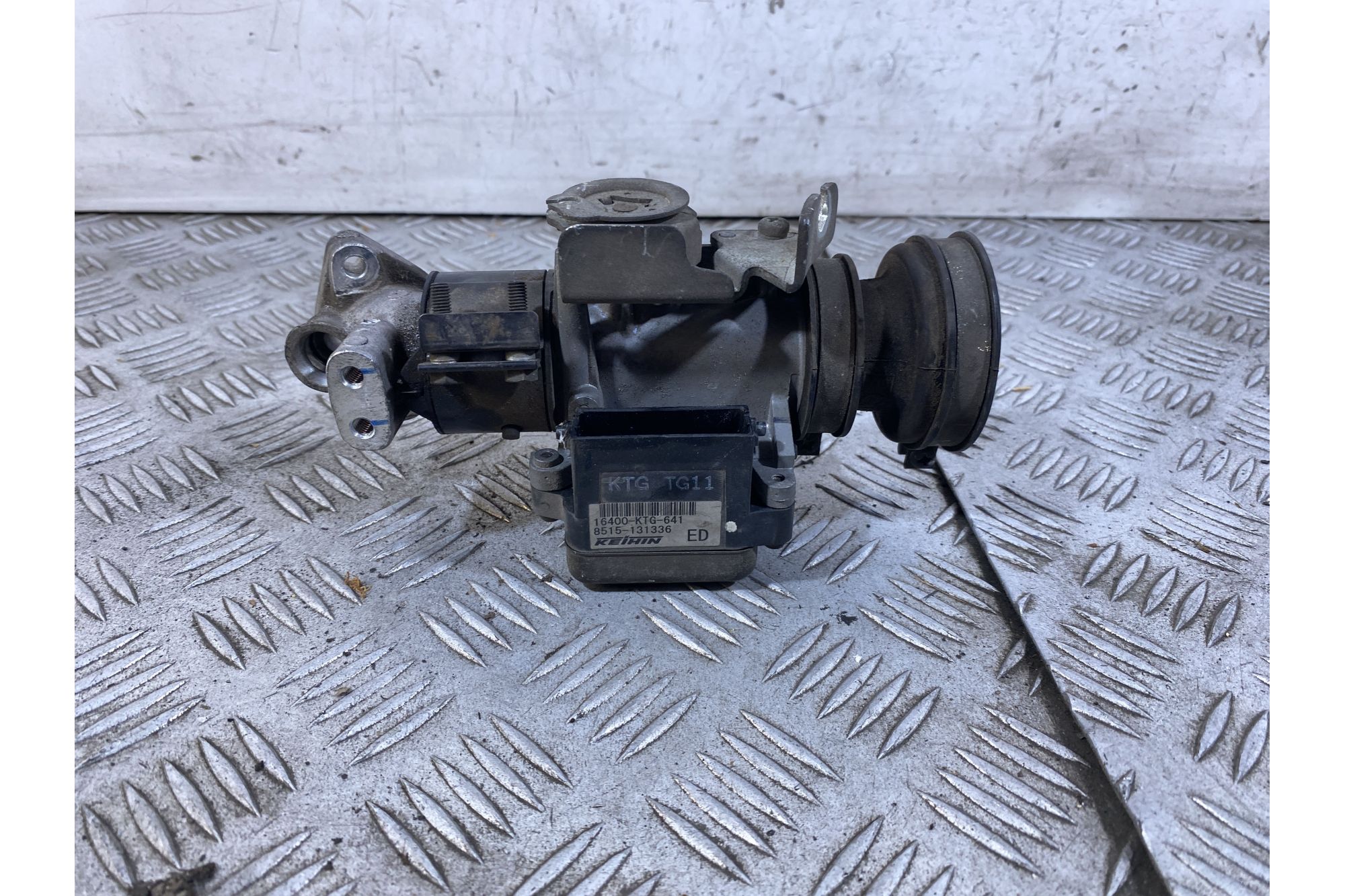 Copro Farfallato Honda SH 125 / 150 Dal 2005 al 2012 Cod 16400-KTG-641  1752571455466