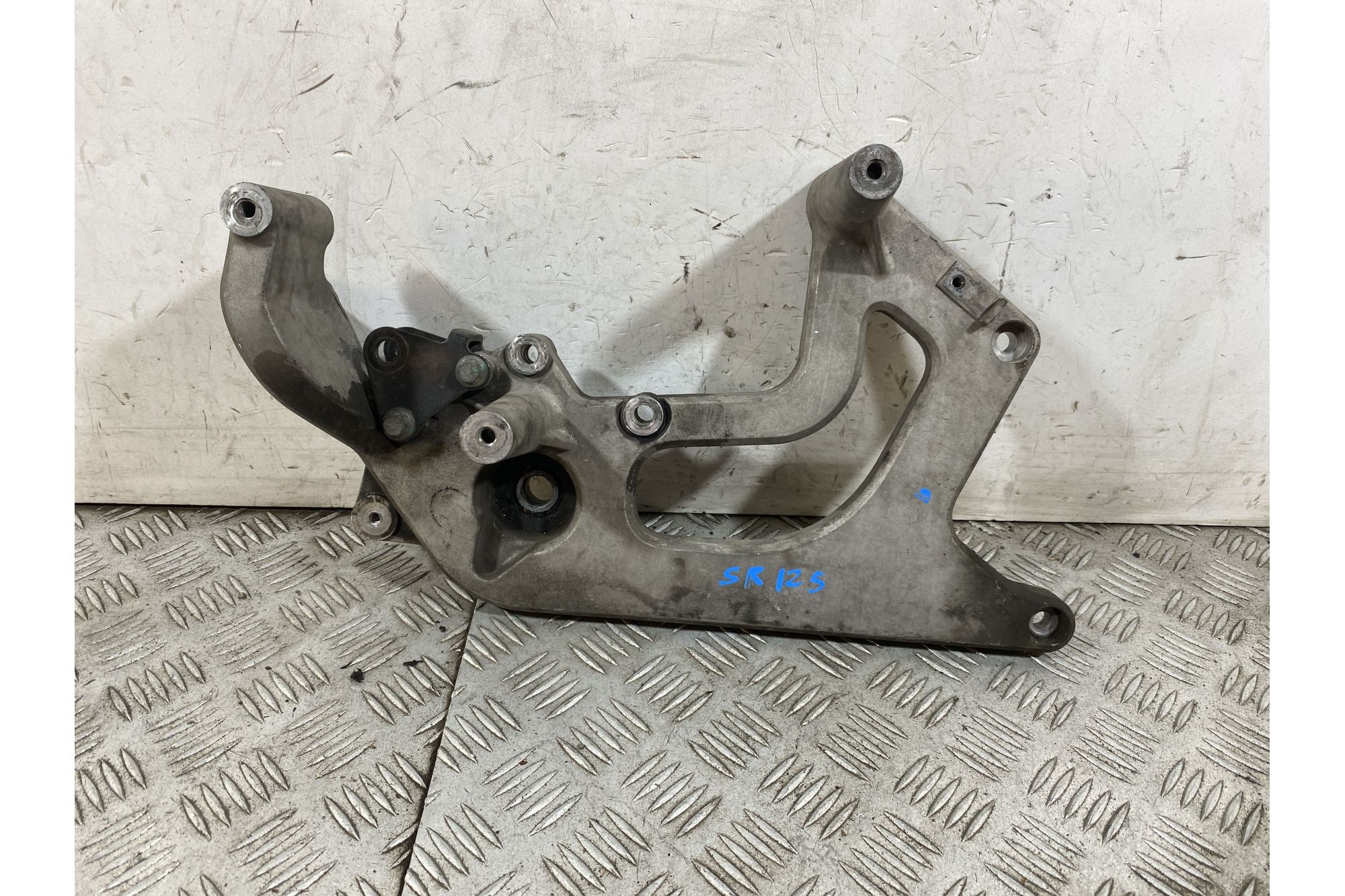 Staffa Supporto marmitta Aprilia SR GT 125 Dal 2022 al 2025  1752758042069