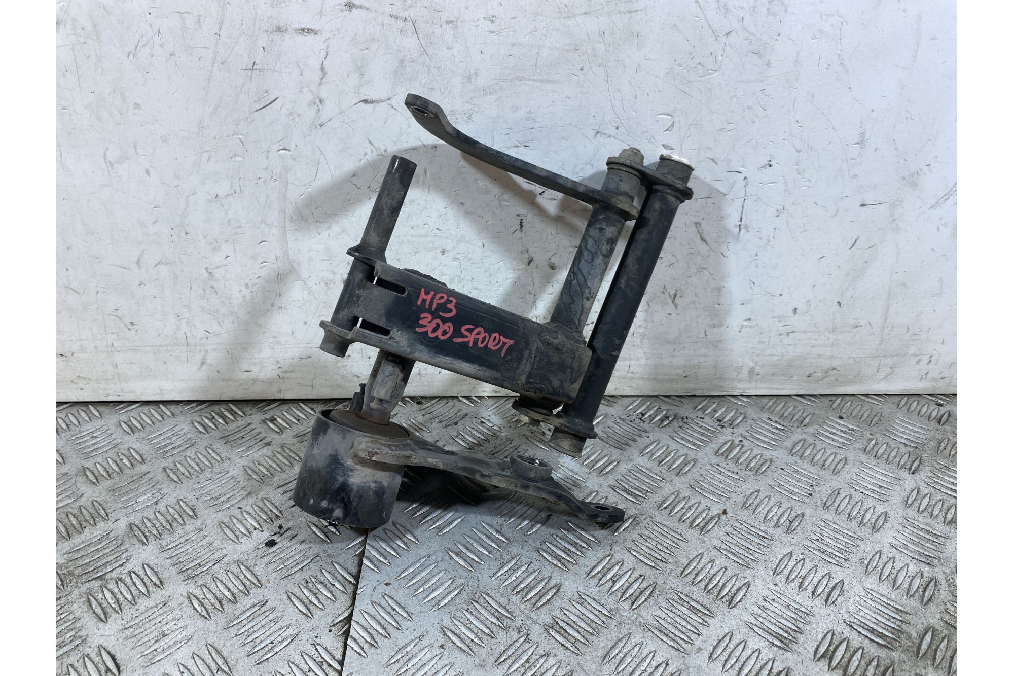 Staffa Supporto motore Piaggio MP3 300 HPE Sport Dal 2019 Al 2025  1752822361324