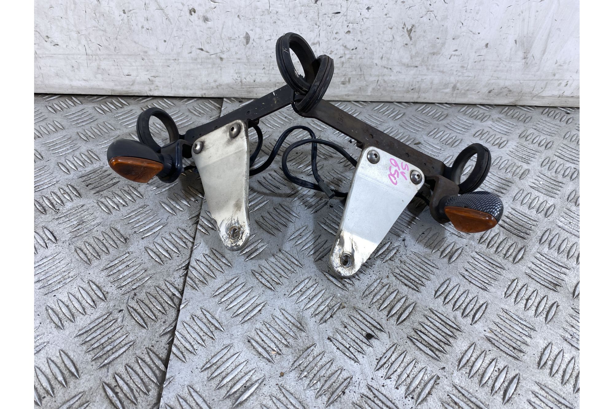 Coppia Staffe Supporti Frecce Con Frecce Anteriori Suzuki SV 650 Dal 1999 Al 2002  1754577125183