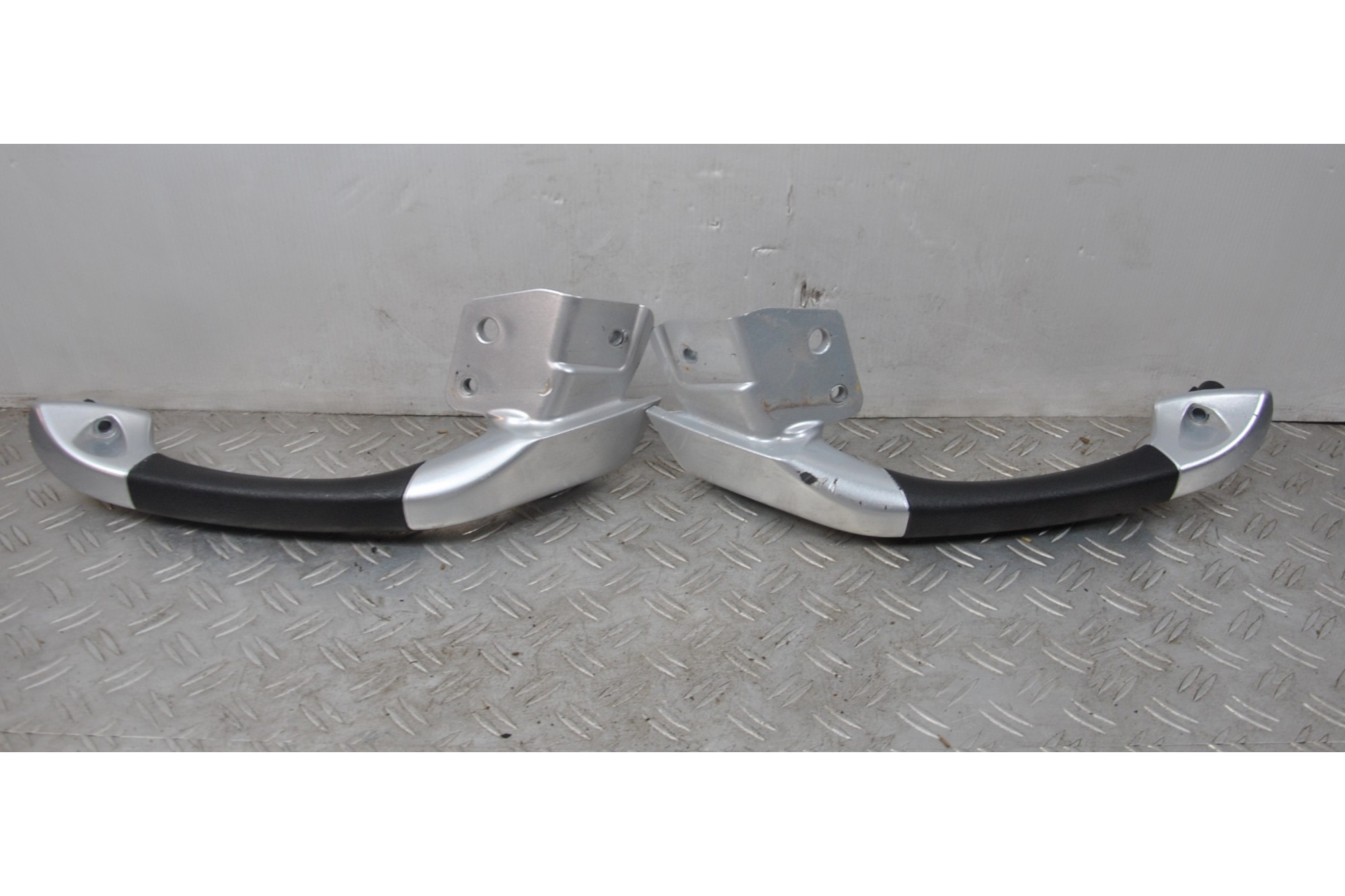 Coppia Maniglioni Posteriori Piaggio MP3 125 / 250 / 300 / 400 / 500 dal 2009 al 2016 cod 624452  1626765599673