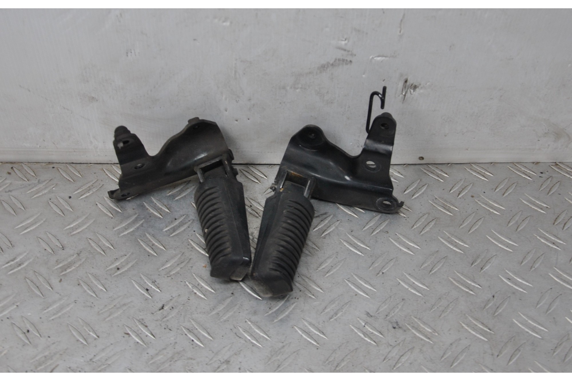 Coppia Pedane Poggiapiedi Passeggero Yamaha Tmax T-Max 500 dal 2004 al 2007  1626951182757
