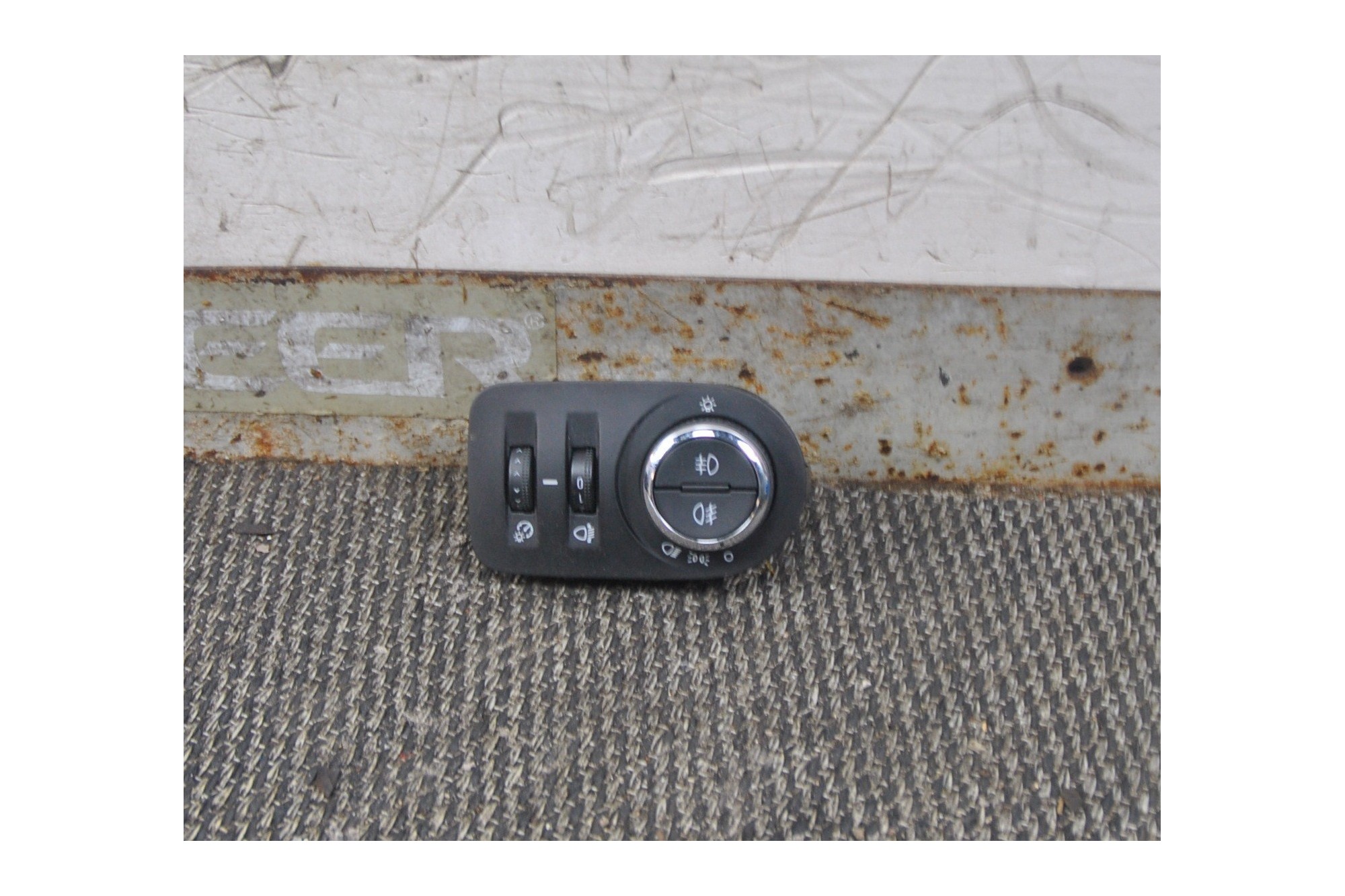 Pulsantiera regolazione Luci Opel Corsa D dal 2008 al 2014 Codice : 13310330  2411111126745