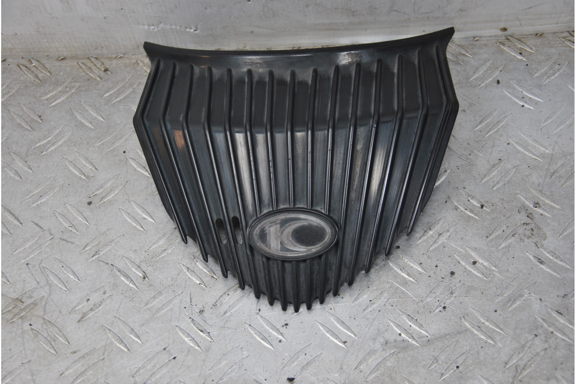 Carena Scudetto Kymco People 300i GT dal 2010 al 2017 Cod 64303-lge5-e000  1635415305182