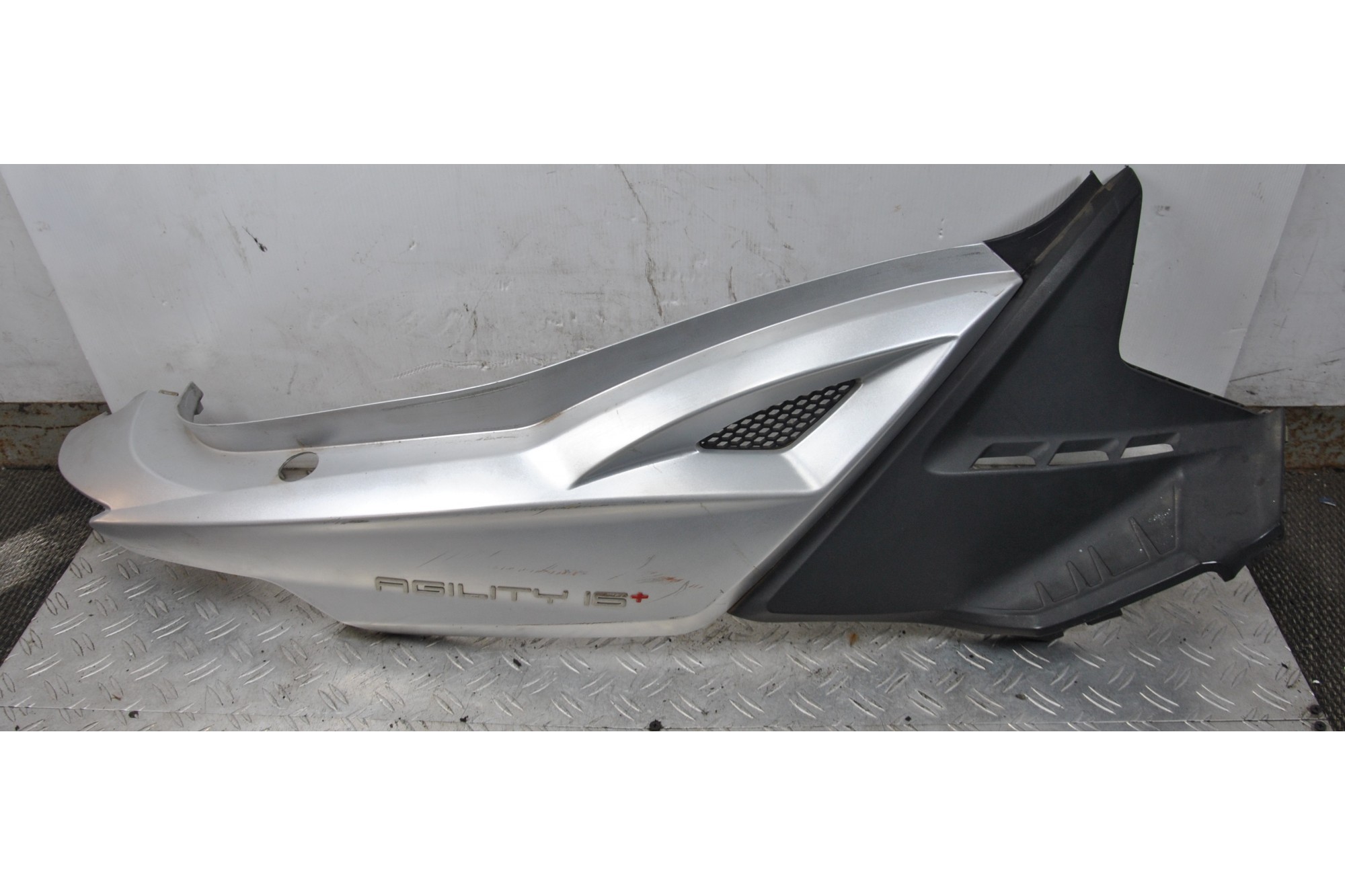 Carena Fianchetto Laterale DX Kymco Agility 50 R16 2T + dal 2010 al 2020 Cod 33500-alj8-e000  1635519239659