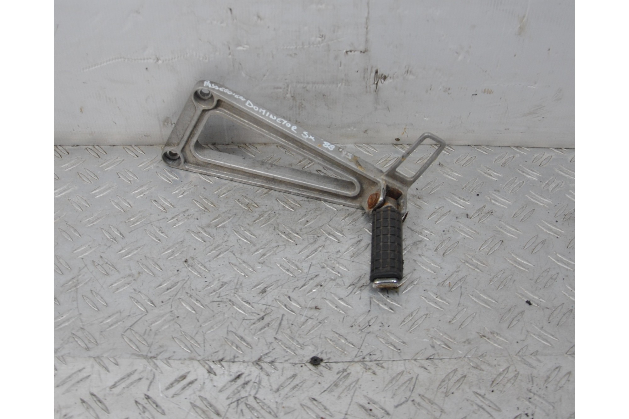 Pedana Poggiapiedi Passeggero Sinistra Honda NX 650 Dominator dal 1988 al 1995  1637234853578