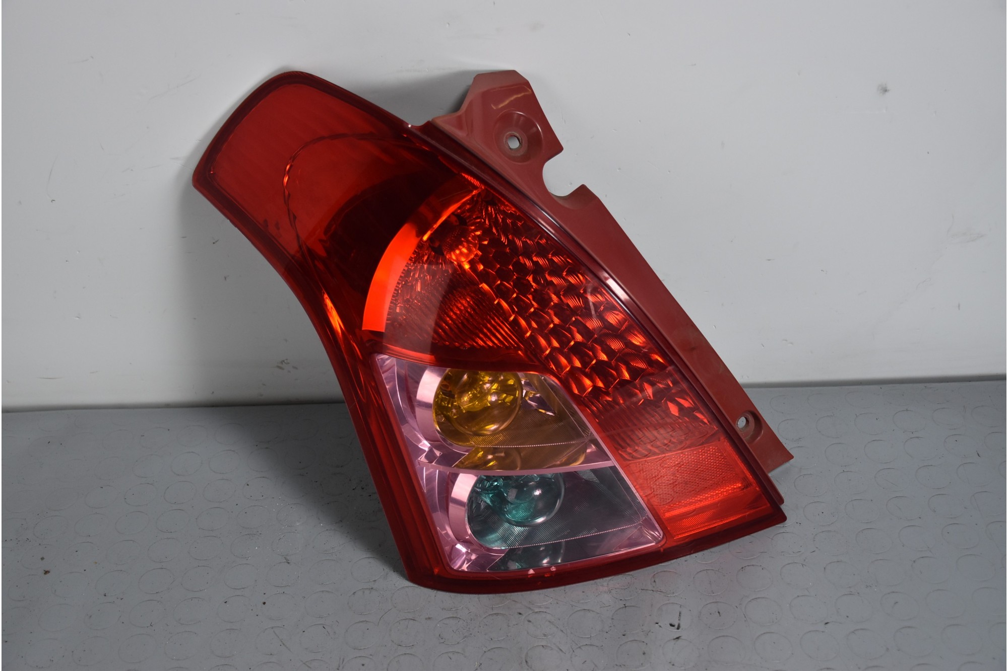 Fanale Stop Posteriore SX Suzuki Swift IV dal 2004 al 2010 Cod 569651  1637588049238