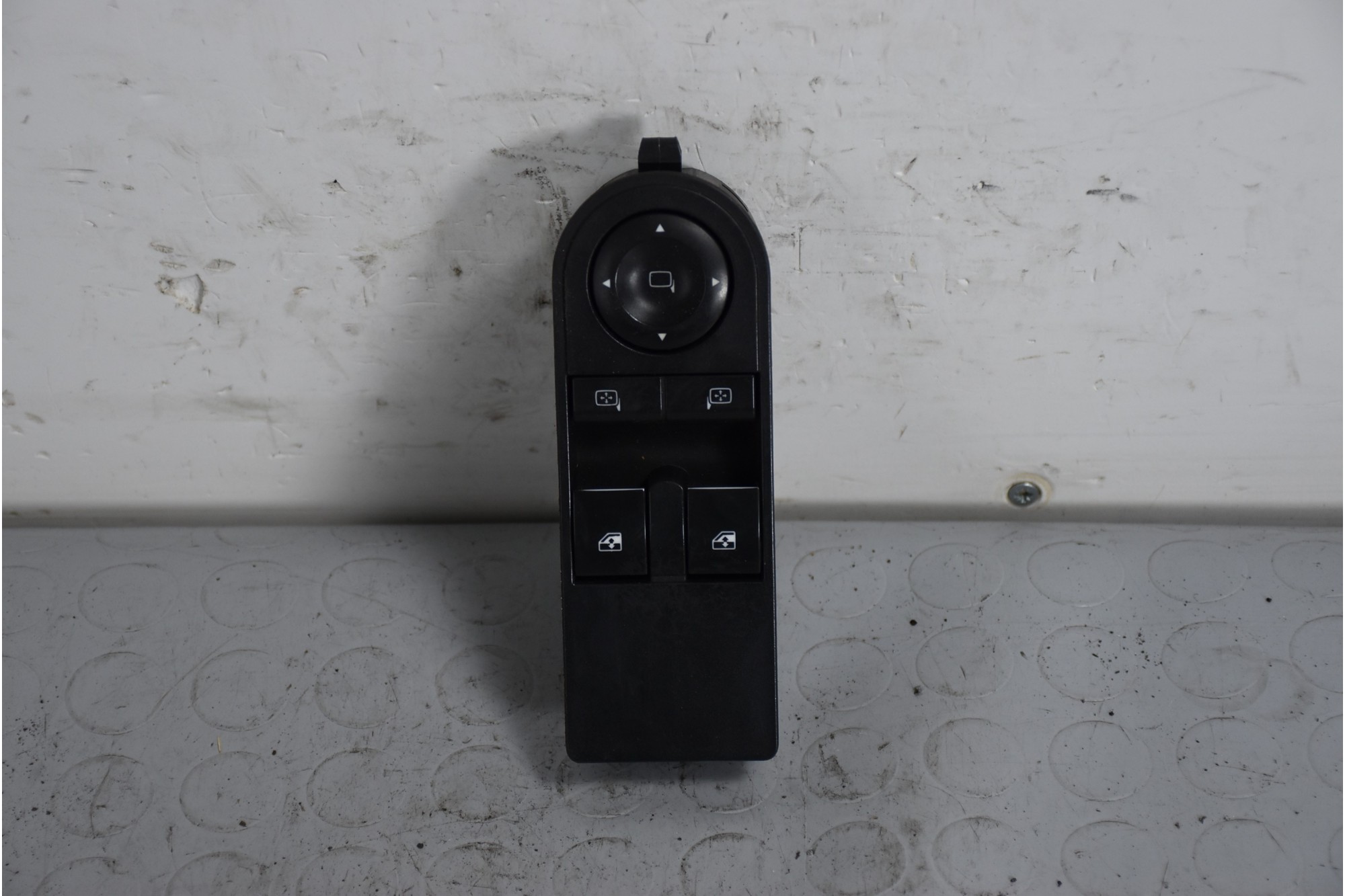 Pulsantiera alzacristalli anteriore SX Opel Astra H Sw Dal 2004 al 2011 Cod 13228706  1637761079267