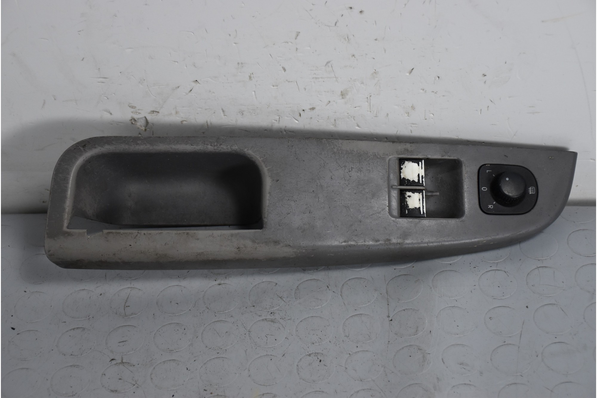 Pulsantiera alzacristalli anteriore SX Volkswagen Golf V Dal 2003 al 2008 Cod 1K3868049B  1638185615574