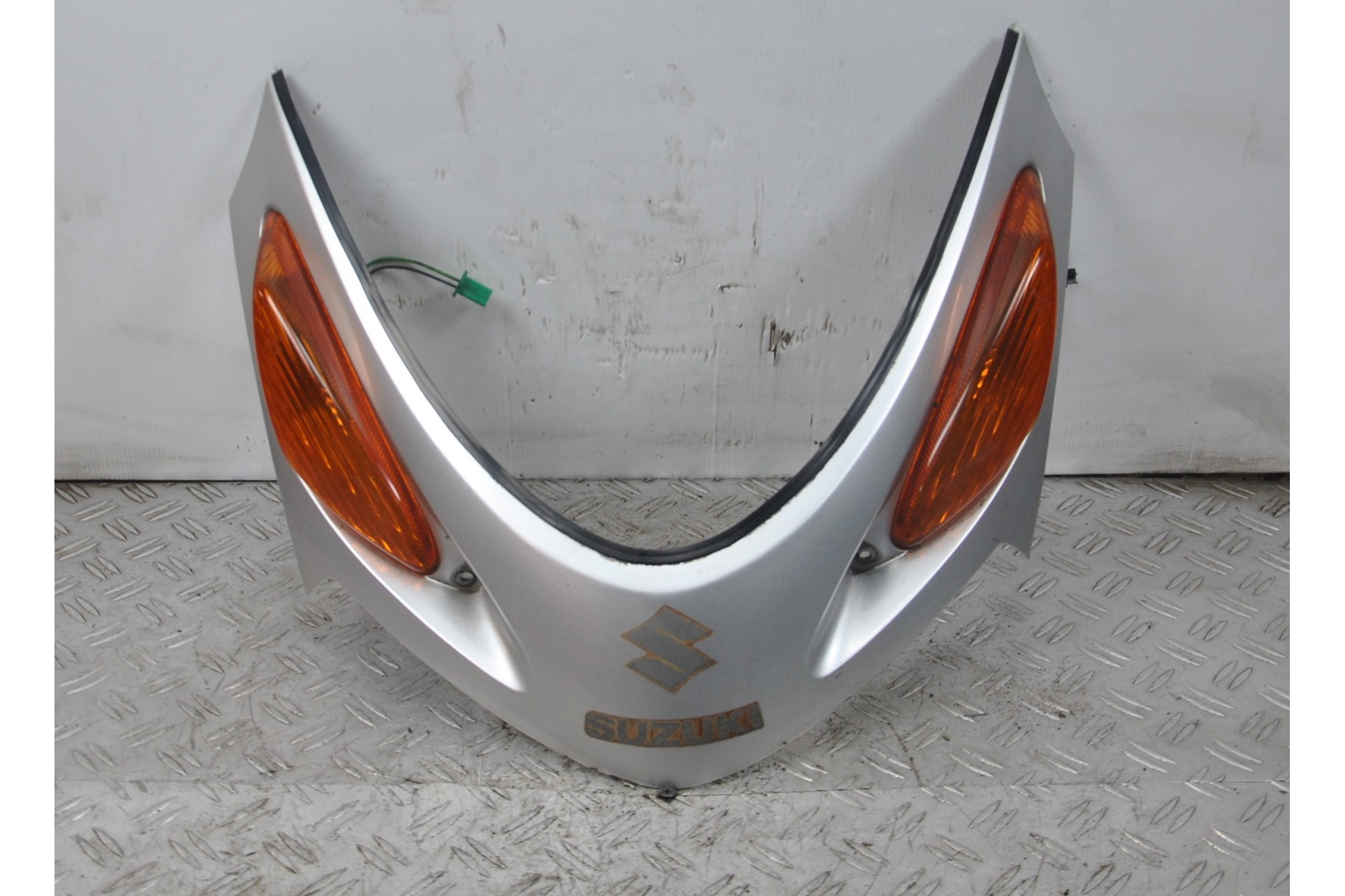 Carena Boomerang Anteriore Con Frecce Suzuki burgman UH 150 dal 2002 al 2006  1639490607353