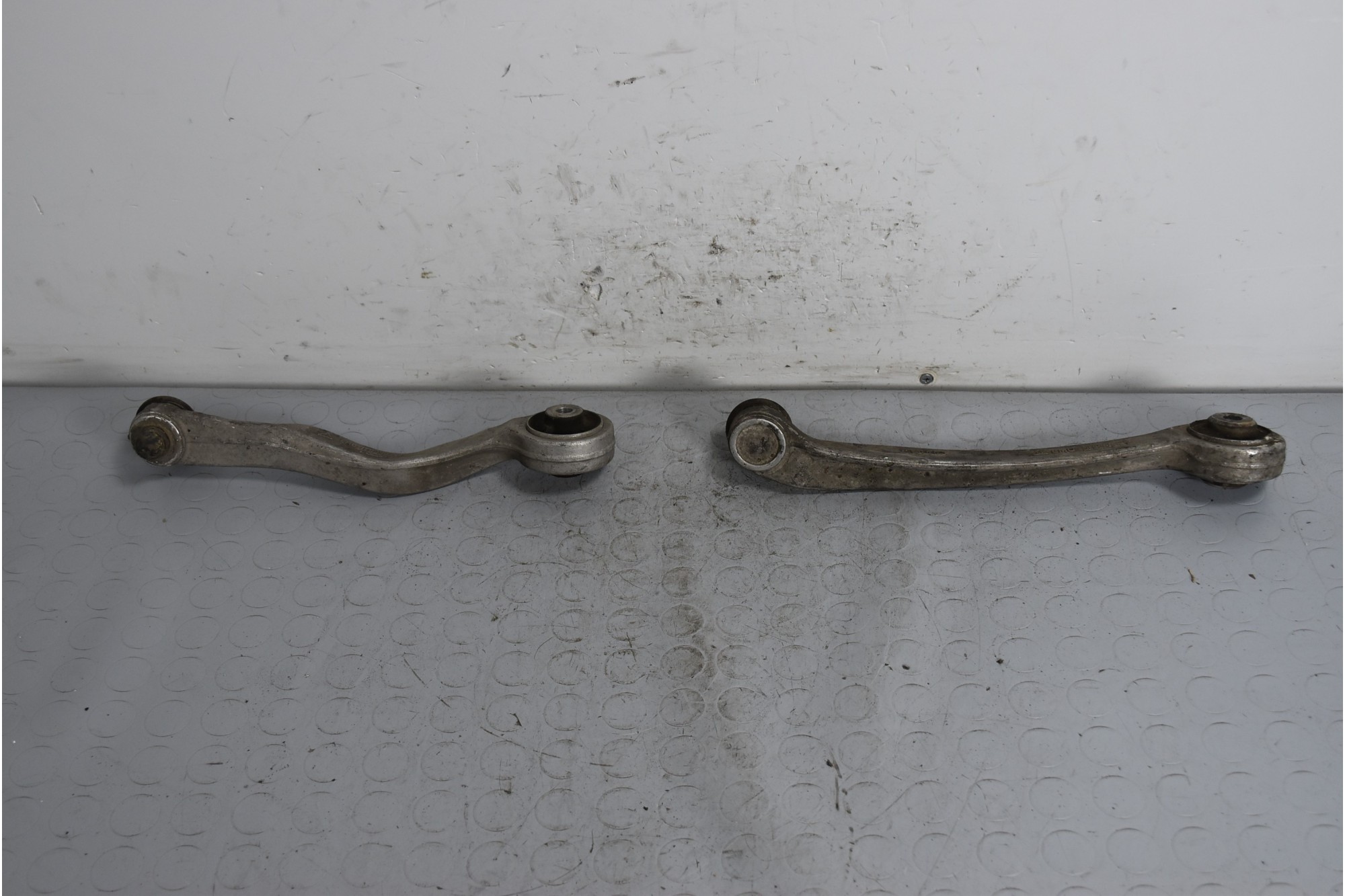 Bracci oscillanti anteriori inferiori DX + SX Audi A6 Dal 1997 al 2004 Cod 4B0407615 / 515  1639585156032