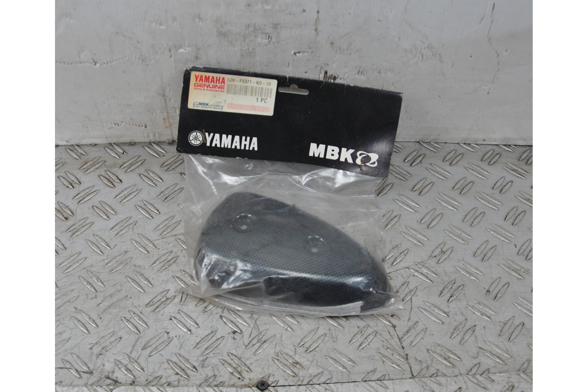 Protezione Laterale in Simil Carbonio Yamaha Slider 50 / MBK Stunt 50 dal 1999 al 2002 Cod 5JH-F8371-K0-10  1641828248459