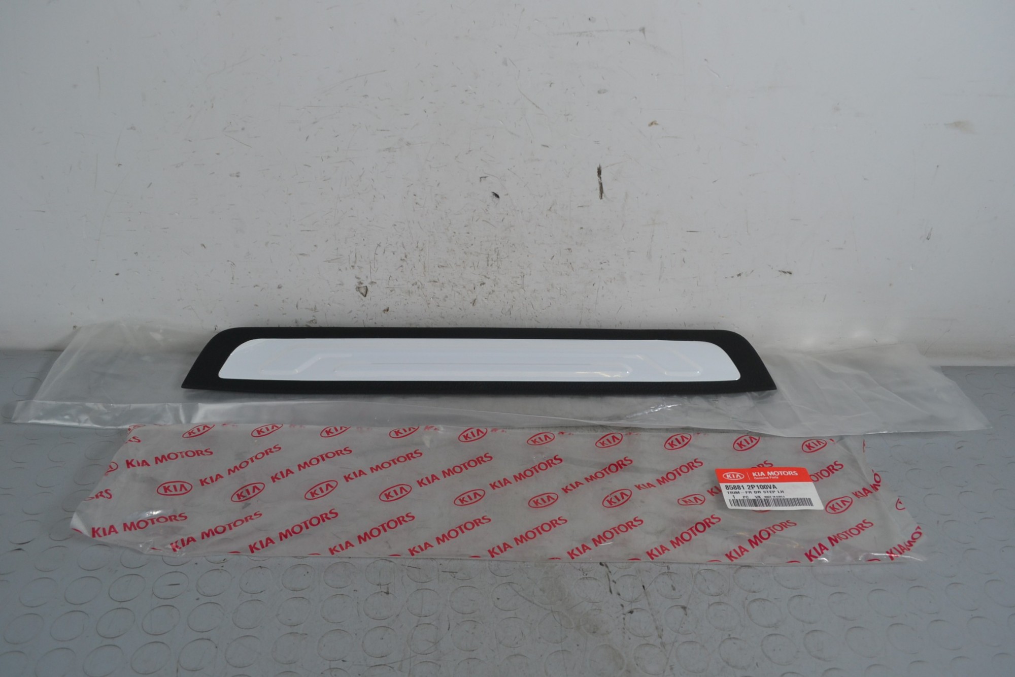 Battitacco Anteriore Sx Kia Sorento BL dal 2002 al 2009 Cod 858812P100VA  1647875343703