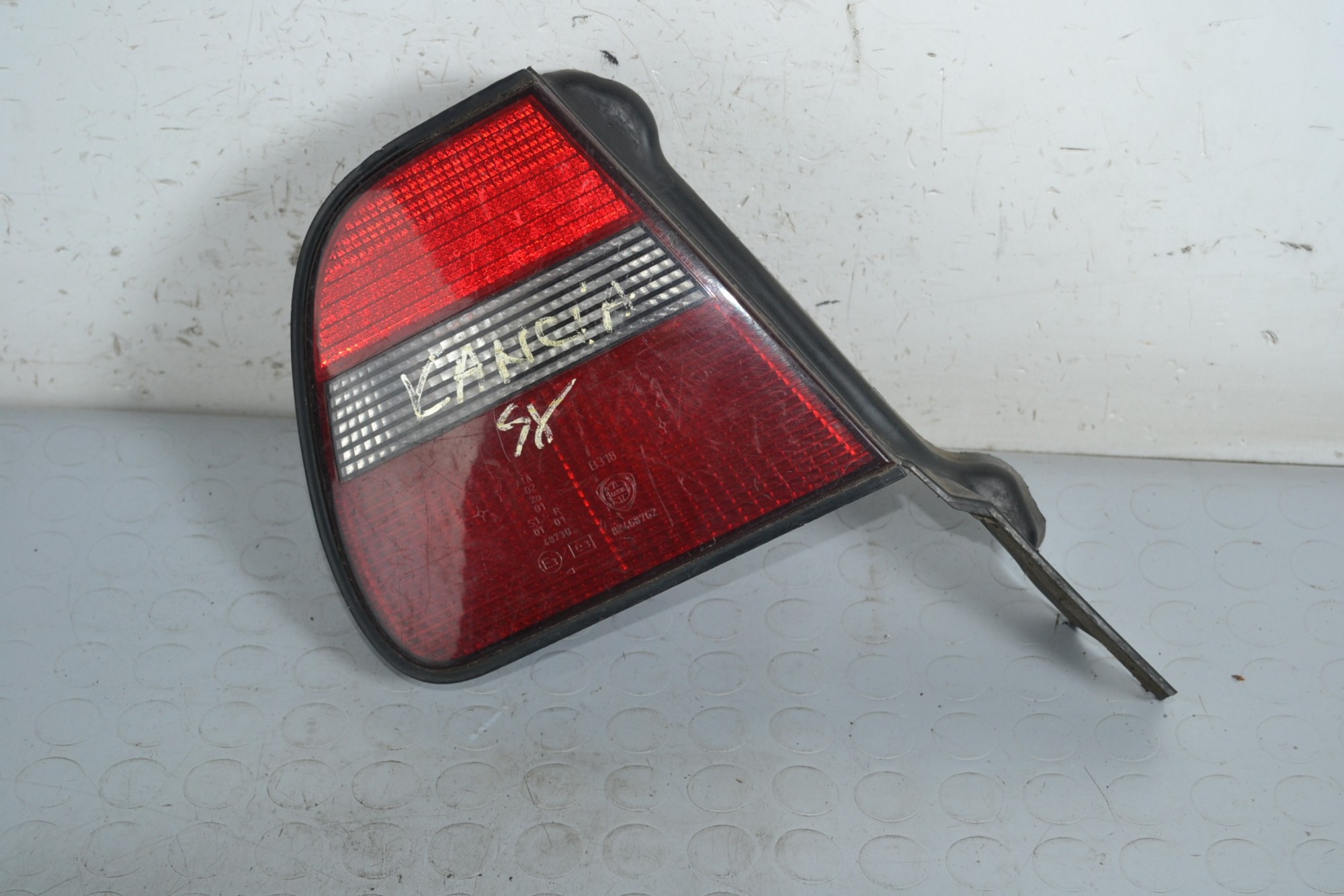 Fanale Stop Posteriore Esterno SX Lancia Delta II dal 1993 al 1999 Cod 82468762  1648649754985