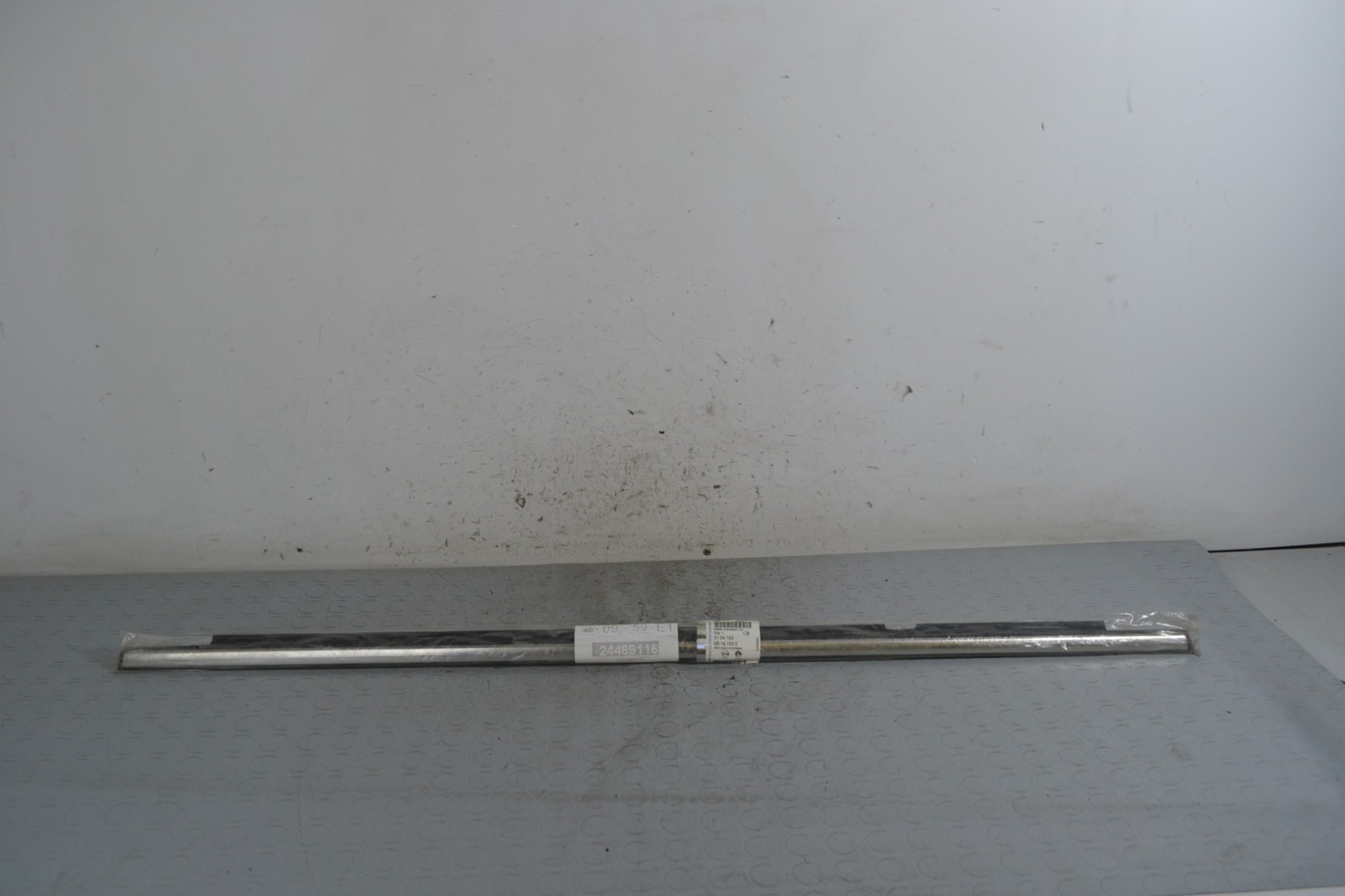 Modanatura cromata rasavetro posteriore SX Opel Astra H SW Dal 2004 al 2011 Cod 24469115  1654767586544